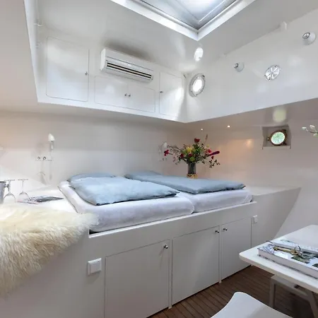 Houseboat Volle Maan Bed & Breakfast